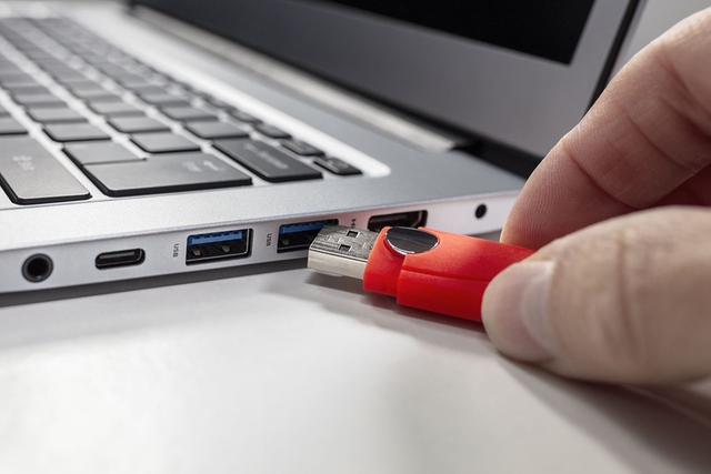 Hai lỗ trên đầu nối cáp USB-A dùng để làm gì?- Ảnh 1.