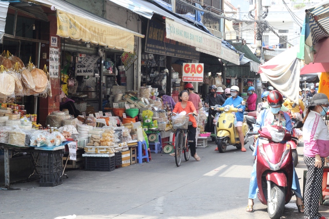 Chợ Bà Hoa có bán đủ thứ đặc sản miền Trung