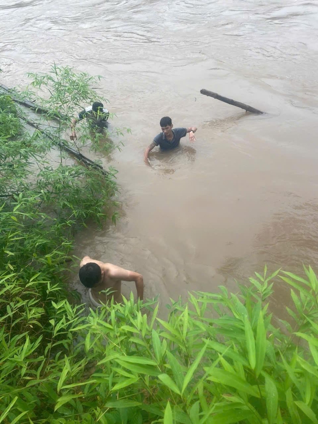 Hai thanh niên lao xuống lũ cứu tài xế bị nước cuốn- Ảnh 2.