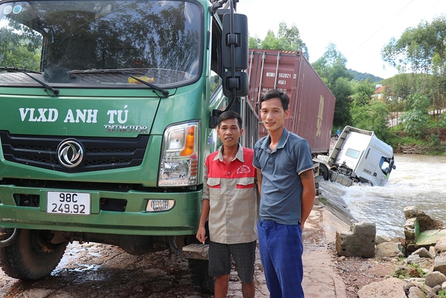 Hai thanh niên lao xuống lũ cứu tài xế bị nước cuốn- Ảnh 3.