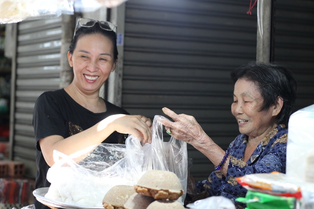 Bà Sáu bỏ mối mì quảng cho nhiều người ở chợ Bà Hoa