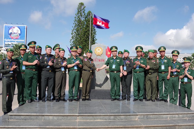 Giao lưu sĩ quan trẻ giữa Việt Nam và Campuchia- Ảnh 1.