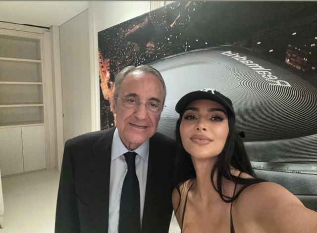 The viral selfie of Kim Kardashian and Real Madrid President Florentino Perez - Photo 2.