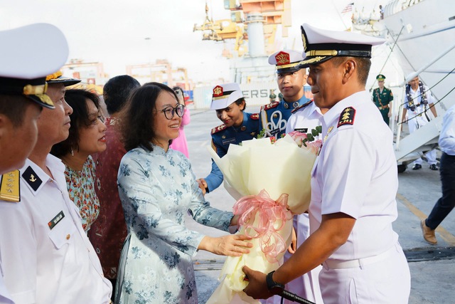 Tàu hải quân Indonesia thăm Hải Phòng- Ảnh 1.