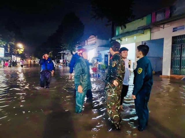 Bình Dương: Mưa lớn ở TP.Bến Cát làm ngập trường học, thiệt hại tiền tỉ- Ảnh 4.