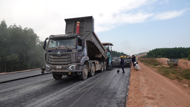 Bắt đầu thảm nhựa cao tốc Quảng Ngãi - Hoài Nhơn- Ảnh 3.