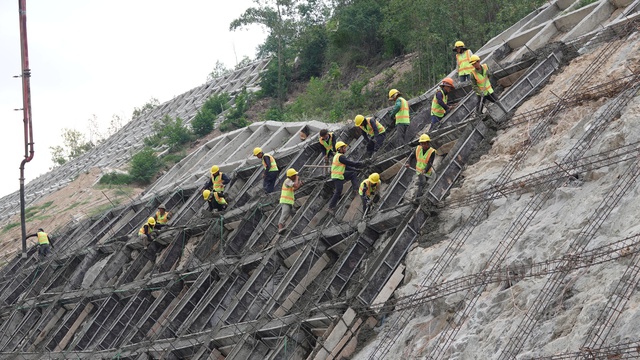 Bắt đầu thảm nhựa cao tốc Quảng Ngãi - Hoài Nhơn- Ảnh 6.