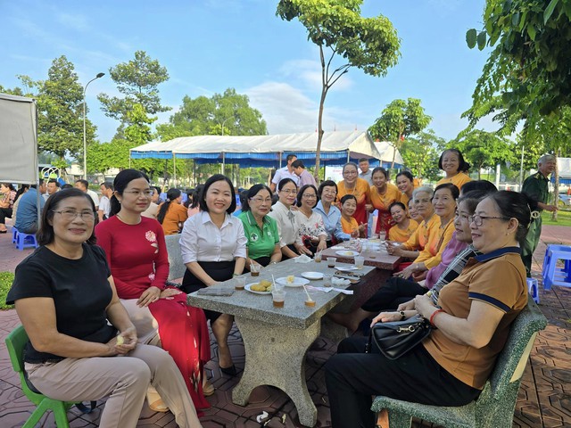 Bình Dương: Lãnh đạo uống cà phê với dân, bàn chuyện 'làm đường, xây trường...'- Ảnh 1.