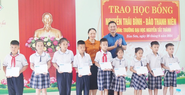 Trao 90 suất học bổng Nguyễn Thái Bình - Báo Thanh Niên tại Thanh Hóa, Nam Định- Ảnh 2.