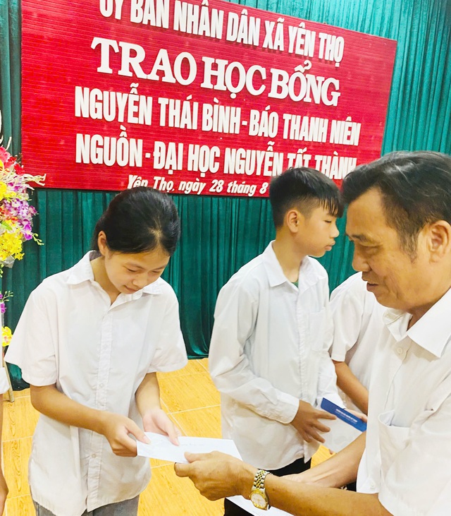 Trao 90 suất học bổng Nguyễn Thái Bình - Báo Thanh Niên tại Thanh Hóa, Nam Định- Ảnh 3.