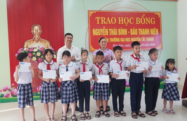 Trao 90 suất học bổng Nguyễn Thái Bình - Báo Thanh Niên tại Thanh Hóa, Nam Định- Ảnh 1.