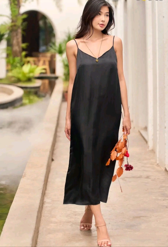 Bí quyết tỏa sáng với những chiếc váy slip dress đầy mê hoặc- Ảnh 1.