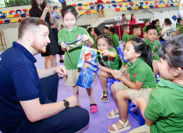 Bộ trưởng GD-ĐT: Từng bước đưa tiếng Anh thành ngôn ngữ thứ hai trong trường học- Ảnh 1.