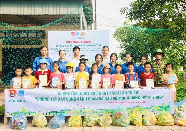 Học sinh gom rác thải đổi đồ dùng học tập và cây xanh- Ảnh 1.