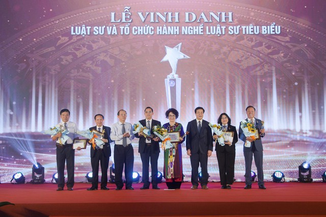 Lần đầu vinh danh 18 cá nhân, tổ chức hành nghề luật sư- Ảnh 2.