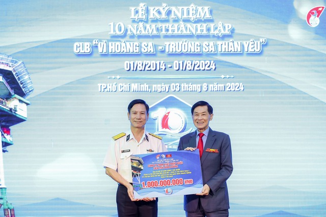 Chủ tịch Tập đoàn Liên Thái Bình Dương (IPPG) Johnathan Hạnh Nguyễn trao tặng 1 tỷ đồng hỗ trợ cán bộ, chiến sĩ Vùng 2 Hải quân và cụm nhà giàn DK1