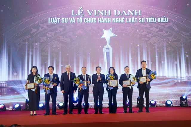 Lần đầu vinh danh 18 cá nhân, tổ chức hành nghề luật sư- Ảnh 1.