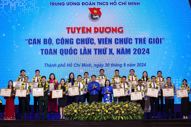 Tuyên dương 85 cán bộ, công chức, viên chức trẻ giỏi- Ảnh 4.