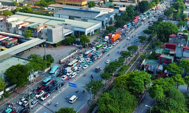 Lưu lượng xe tăng vọt, cửa ngõ phía nam Hà Nội kẹt cứng- Ảnh 11.