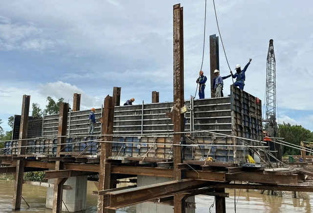 Thi công xuyên lễ 2.9, cầu Đại Ngãi 2 dự kiến hợp long ngày 30.4.2025- Ảnh 4. Thi công xuyên lễ 2.9, cầu Đại Ngãi 2 dự kiến hợp long ngày 30.4.2025- Ảnh 4.