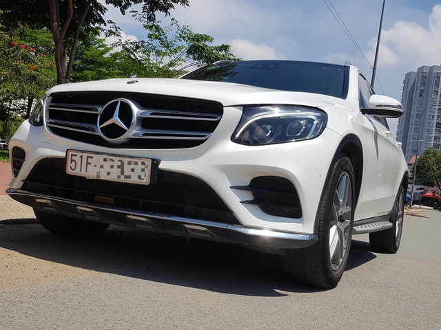 Xe cũ Mercedes GLC 300 rao giá ngang Hyundai Santa Fe tại Việt Nam- Ảnh 1.