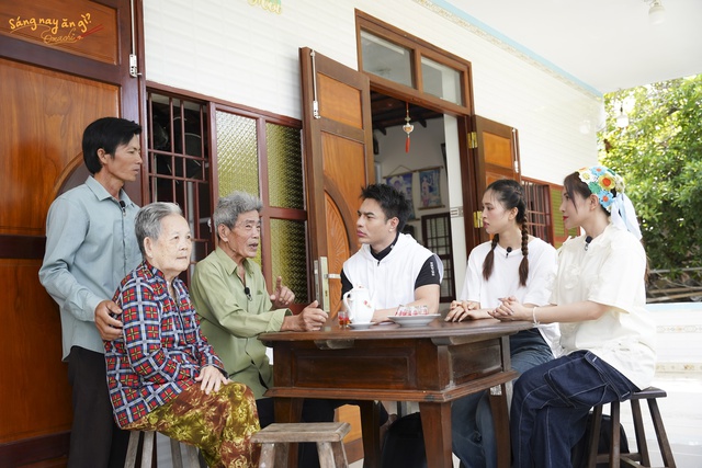 Dương Lâm, Khả Như, Tiểu Vy gặp gỡ gia đình khai hoang ấp đảo Thiềng Liềng- Ảnh 2.