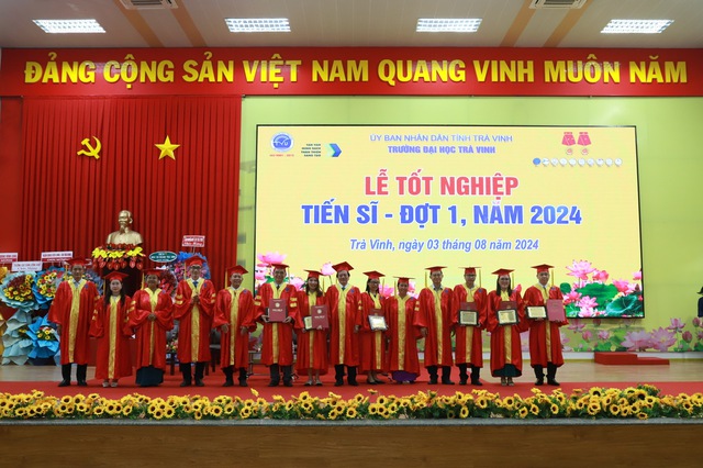 Thương binh 2/4 nhận bằng tiến sĩ ở tuổi 73- Ảnh 1.