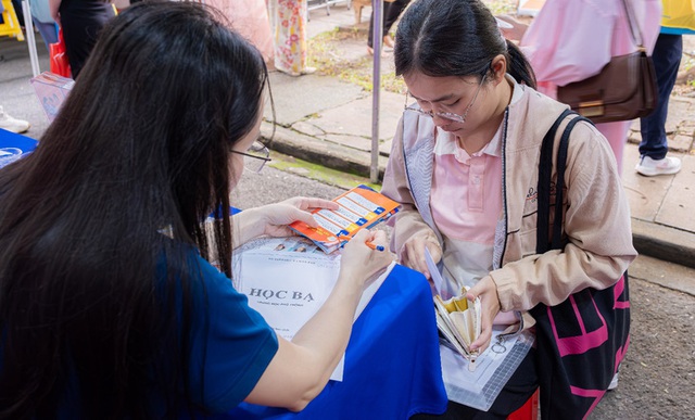HUFLIT tiếp tục xét tuyển học bạ, tối ưu cơ hội trúng tuyển cho thí sinh- Ảnh 3. HUFLIT tiếp tục xét tuyển học bạ, tối ưu cơ hội trúng tuyển cho thí sinh- Ảnh 3.