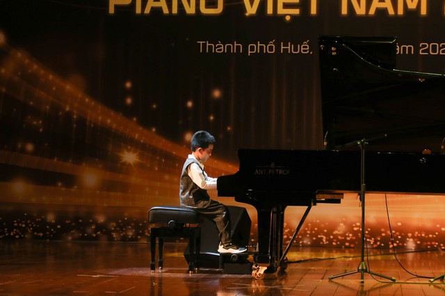 Tìm kiếm tài năng piano Việt Nam: Cậu bé khiếm thị chinh phục hàng trăm khán giả- Ảnh 1.