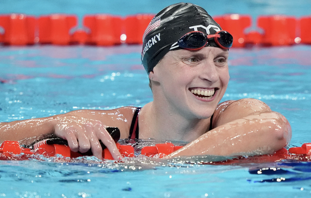 Katie Ledecky lập kỷ lục lịch sử Olympic, nhà vô địch điền kinh Mỹ thua sốc - Ảnh 1.