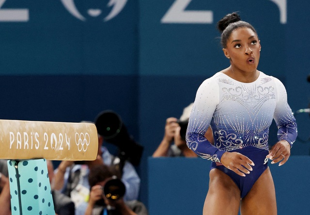 Huyền thoại TDDC Simone Biles ngã ở chung kết, mất luôn huy chương Olympic: Chuyện khó tin- Ảnh 1.