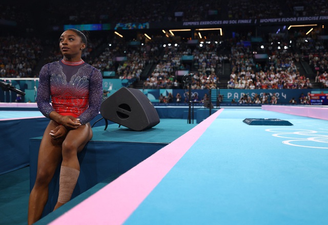 Huyền thoại TDDC Simone Biles ngã ở chung kết, mất luôn huy chương Olympic: Chuyện khó tin- Ảnh 4.