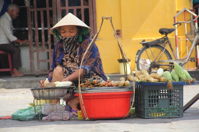 Bán hàng rong ở phố cổ Hội An