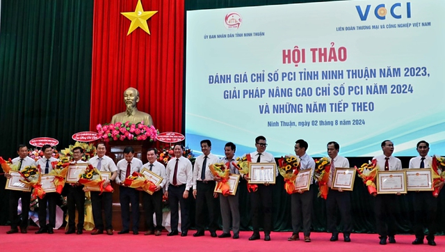 UBND tỉnh Ninh Thuận cho các cá nhân, tập thể tiêu biểu trong cải thiện chỉ số PCI  Ảnh: Thiện Nhân