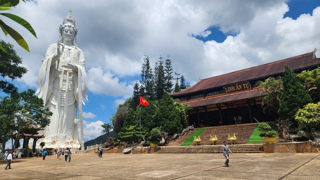 Bảo vệ chùa đánh người bán vé số: Chuyển vụ việc lên công an huyện- Ảnh 1.