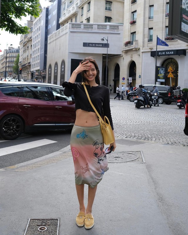 Lisa khoe khéo vòng eo với crop top có giá cao ngất ngưởng- Ảnh 7.