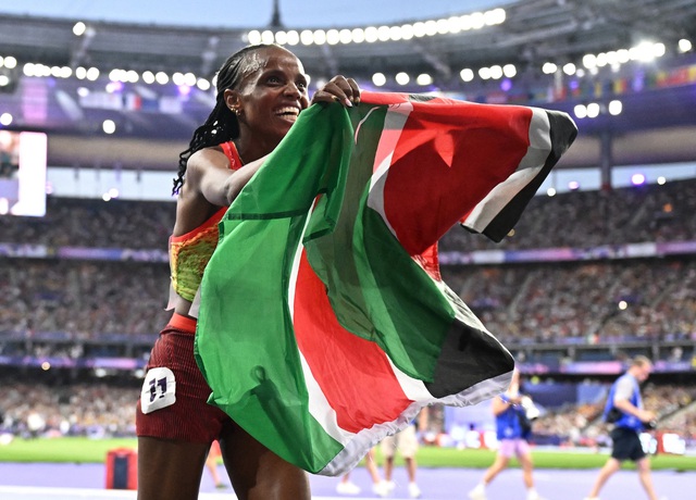 ‘Sát thủ mỉm cười’ giúp Kenya có HCV đầu tiên ở Olympic 2024, đồng đội thoát ‘drama'- Ảnh 1.