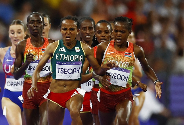 ‘Sát thủ mỉm cười’ giúp Kenya có HCV đầu tiên ở Olympic 2024, đồng đội thoát ‘drama'- Ảnh 3.