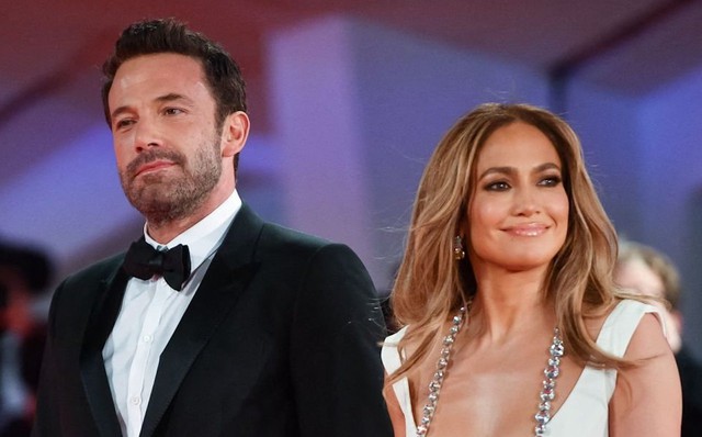 Ben Affleck hoãn đệ đơn ly hôn để giữ thể diện cho Jennifer Lopez?- Ảnh 1.