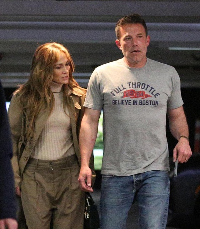 Ben Affleck hoãn đệ đơn ly hôn để giữ thể diện cho Jennifer Lopez?- Ảnh 2.