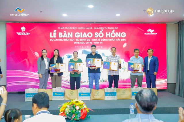 Đại diện Tập đoàn Thắng Lợi bàn giao sổ hồng cho khách hàng vào ngày 3.8.2024