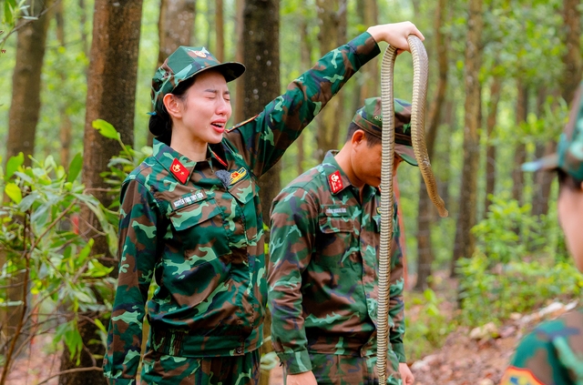 Hoa hậu Thùy Tiên bật khóc ở tập đầu của 'Sao nhập ngũ'- Ảnh 2.