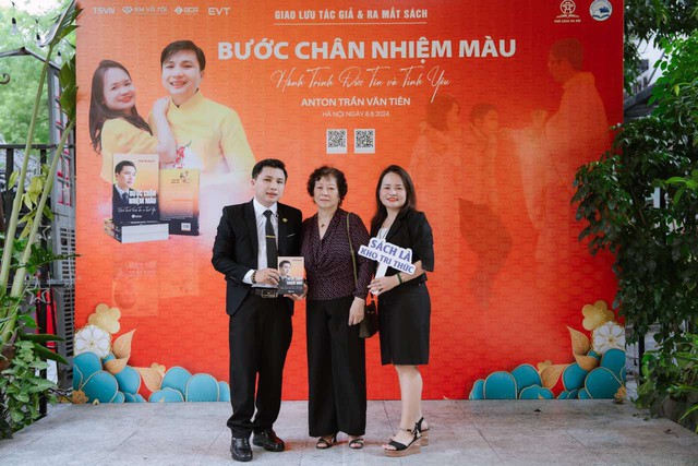 Tự truyện 'Bước chân nhiệm màu' của chàng trai liệt hai chân- Ảnh 3. Tự truyện 'Bước chân nhiệm màu' của chàng trai liệt hai chân- Ảnh 3.