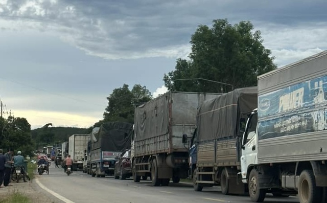 Xe tải lật chắn ngang QL14 gây ách tắc giao thông- Ảnh 3.