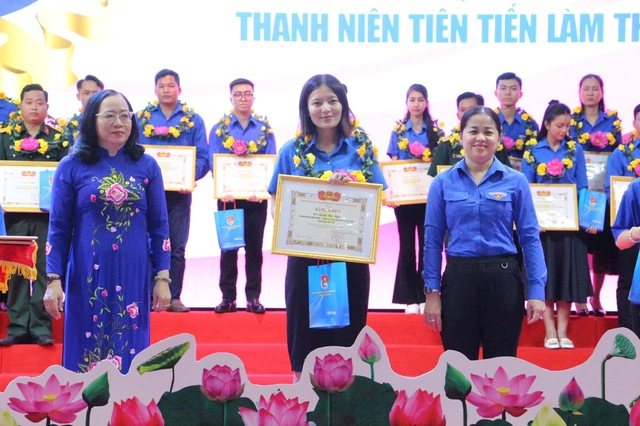 Trao giải thưởng tình nguyện ‘Vì Cần Thơ tôi yêu’ cho 5 thanh niên- Ảnh 2. Trao giải thưởng tình nguyện ‘Vì Cần Thơ tôi yêu’ cho 5 thanh niên- Ảnh 2.