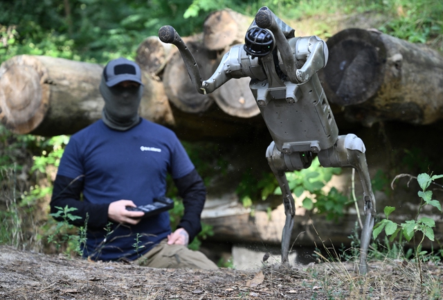 Ukraine sắp triển khai đội quân chó robot trên tiền tuyến- Ảnh 1.