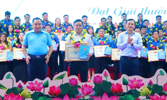 Trao giải thưởng tình nguyện ‘Vì Cần Thơ tôi yêu’ cho 5 thanh niên- Ảnh 1. Trao giải thưởng tình nguyện ‘Vì Cần Thơ tôi yêu’ cho 5 thanh niên- Ảnh 1.