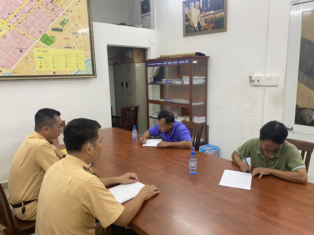 Clip tài xế xe buýt đánh nhau với người chạy xe công nghệ náo loạn cả vòng xoay: CSGT TP.HCM ra quyết định- Ảnh 1. Clip tài xế xe buýt đánh nhau với người chạy xe công nghệ náo loạn cả vòng xoay: CSGT TP.HCM ra quyết định- Ảnh 1.