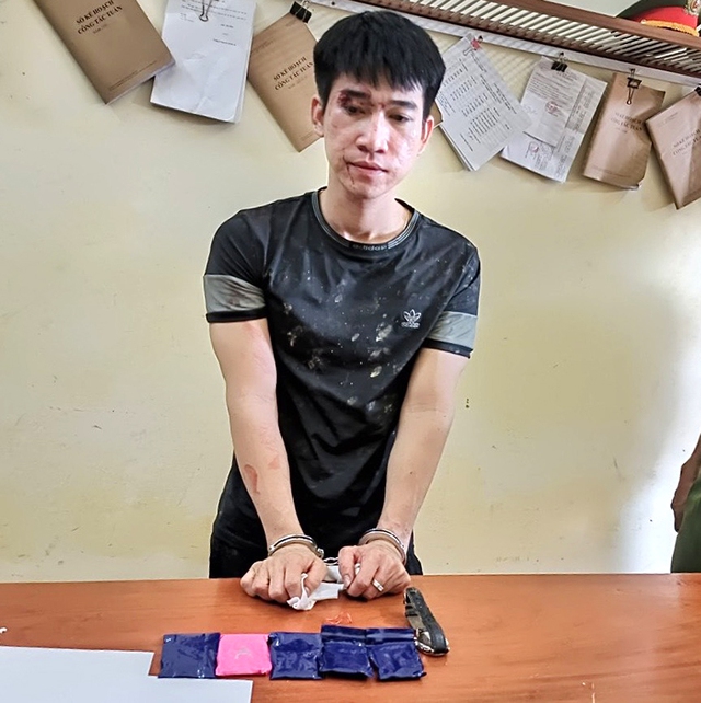 Trong thùng xốp của nghi phạm đứng bên đường có cả ngàn viên ma túy- Ảnh 1.