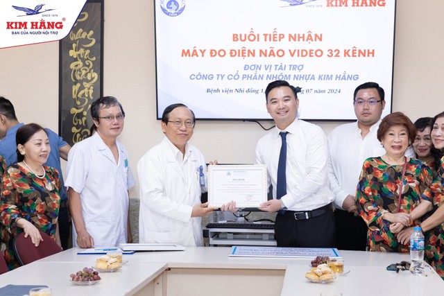 Công ty CP Nhôm nhựa Kim Hằng kết hợp cùng CLB Từ thiện Kim Hằng trao tặng một chiếc máy đo điện não video 32 kênh cho Bệnh Viện Nhi đồng 1